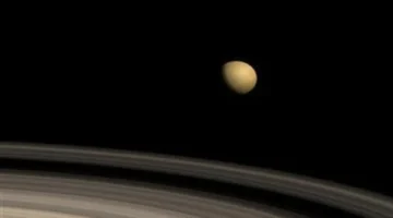 الكيمياء المستحيلة على قمر زحل الأكبر تكشف تفاعلات غير متوقعة في الفضاء